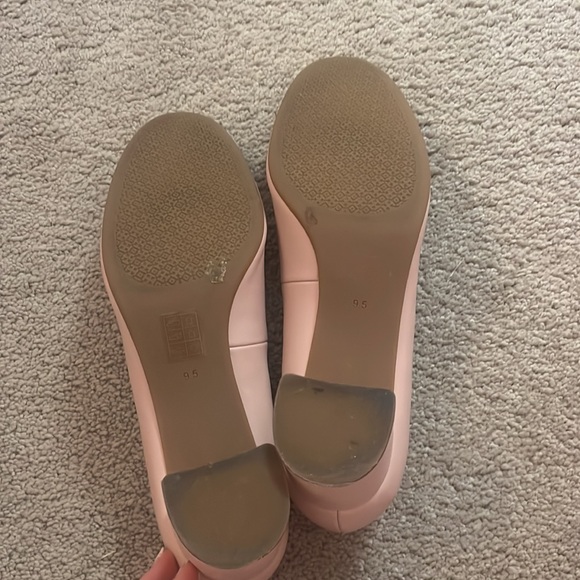 Tory Burch Benton Pumps in Shell Pink with Gold Logo - Picture 5 of 16